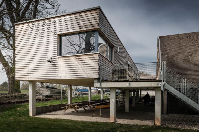 Eine Terrasse verbindet Alt- und Neubau.